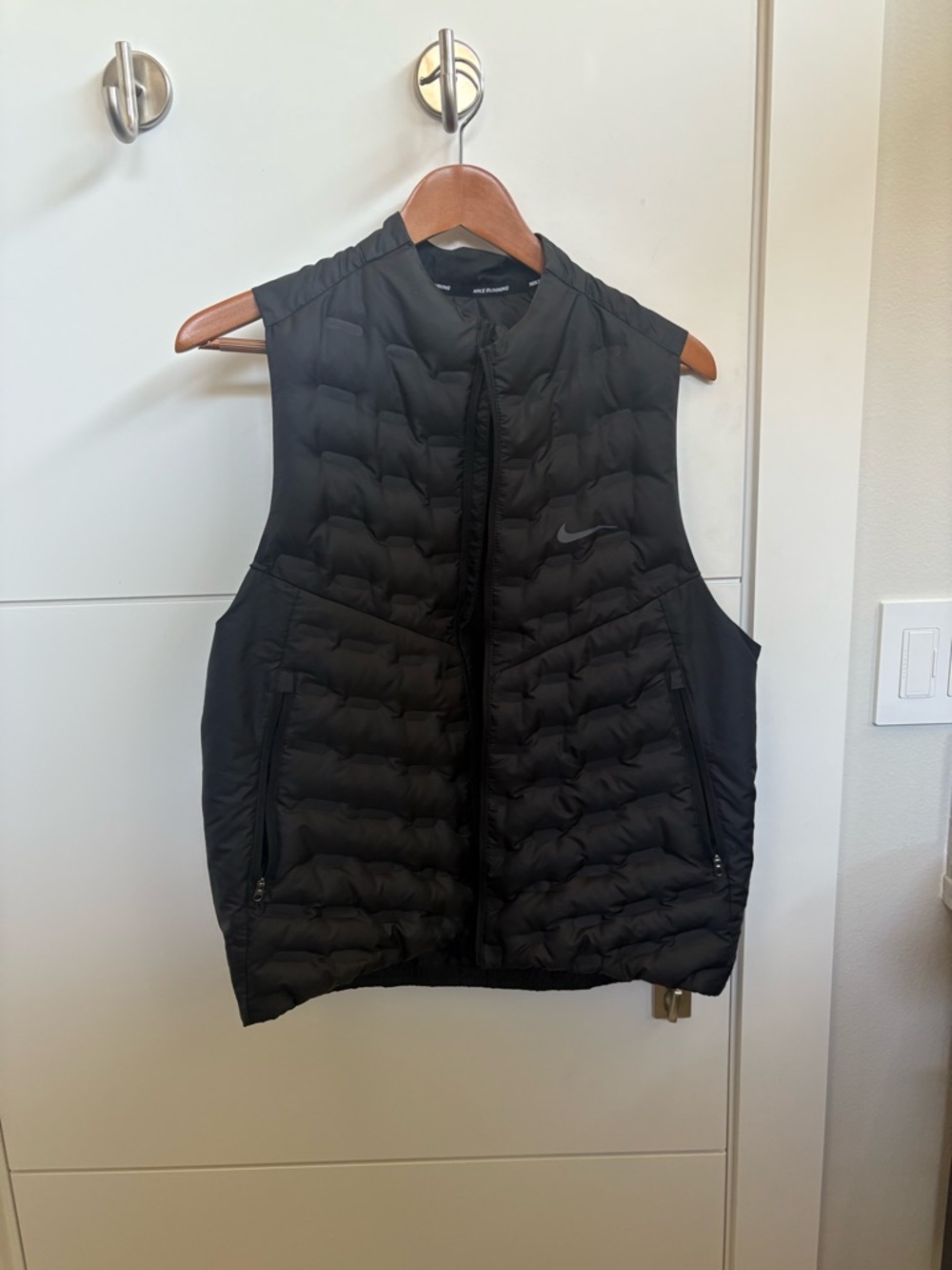 Nike Men's Black running adv Vest - Picture 2 of 6